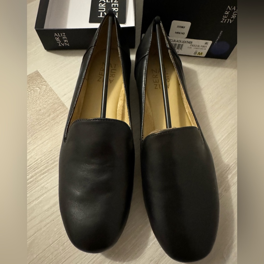 New Naturalizer KIT2 Black Leather Closed Toe Loafer Slip-on Size 8M